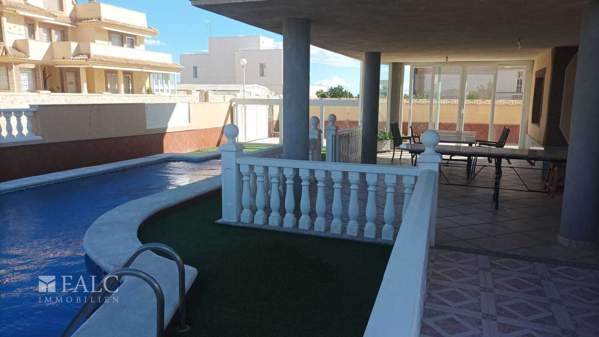 Pool- und Terrassenbereich
